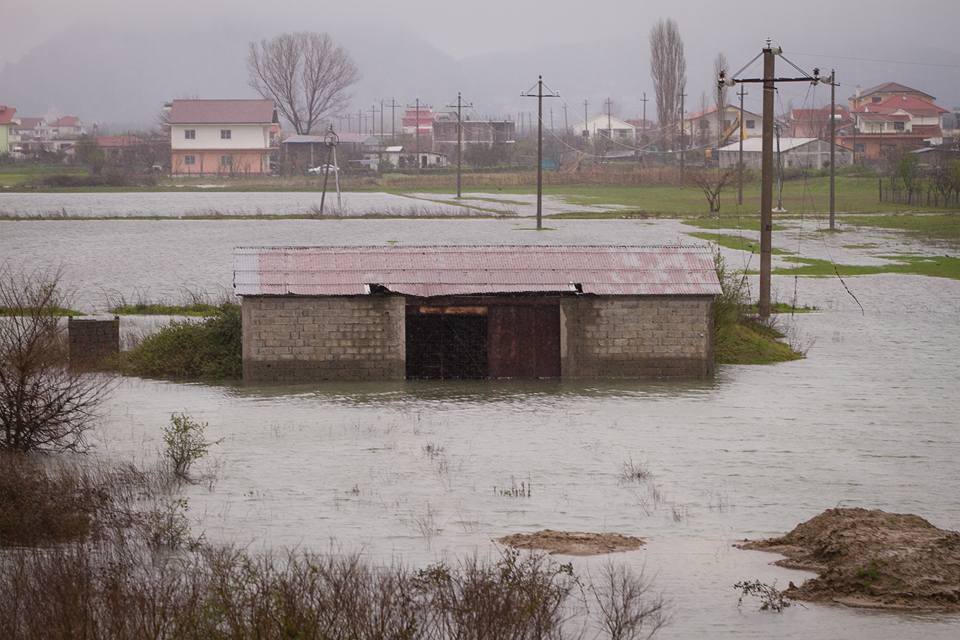 FOTO GALERI/ Basha me banorët e përmbytur në Shkodër, Rama vazhdon udhëtimin turistik