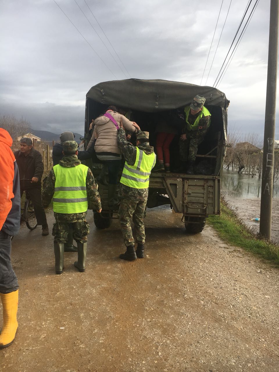FOTO GALERI/ Shkodër, përmbytje masive, fëmijët në shkollë me kamionët e ushtrisë