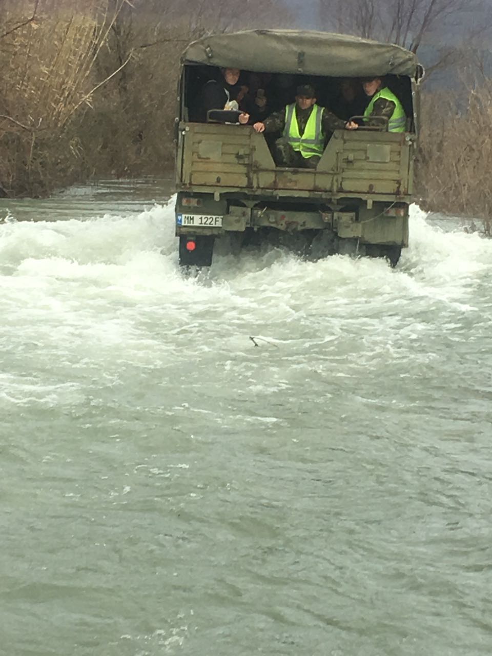 FOTO GALERI/ Shkodër, përmbytje masive, fëmijët në shkollë me kamionët e ushtrisë