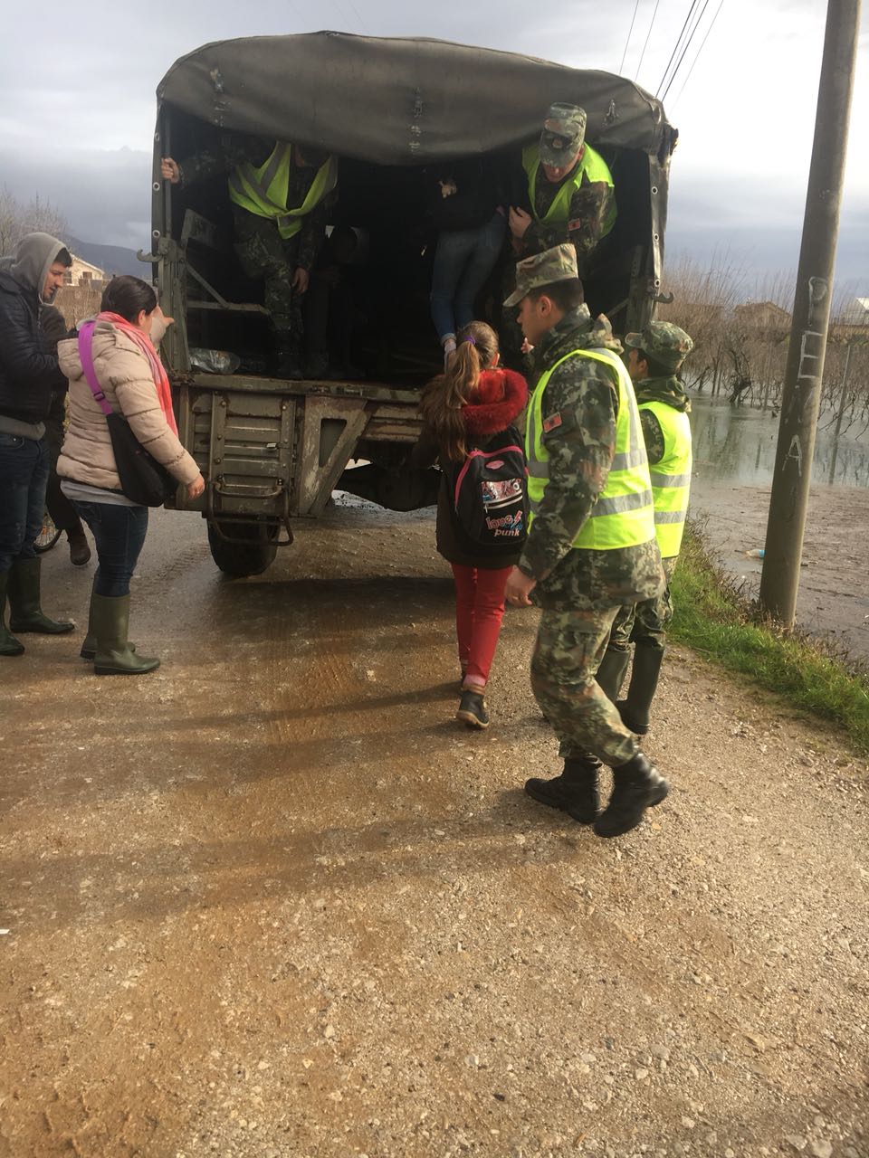 FOTO GALERI/ Shkodër, përmbytje masive, fëmijët në shkollë me kamionët e ushtrisë