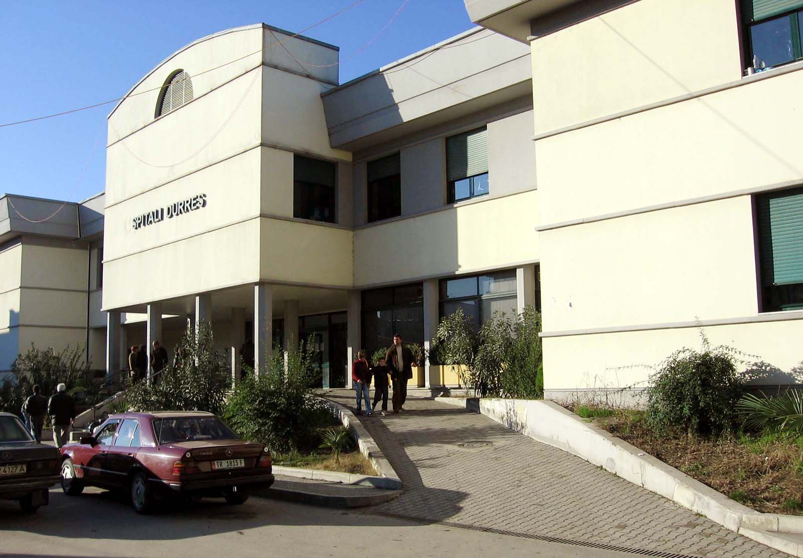 Durrës, plagoset me thikë adoleshenti, arrestohet 17-vjeçari