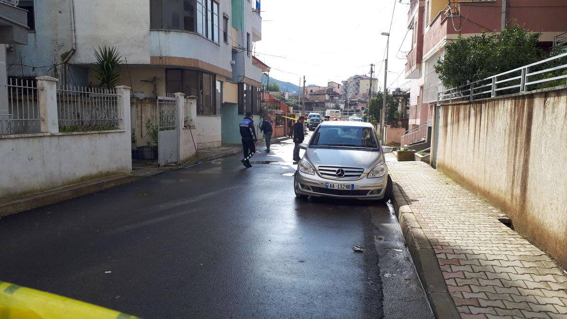 FOTO/ Tiranë, bie nga kati i tretë, ndërron jetë gruaja 55-vjeçare
