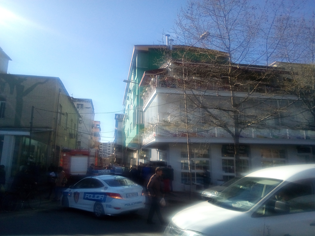 FOTO GALERI/ Tiranë, zjarr në një lokal