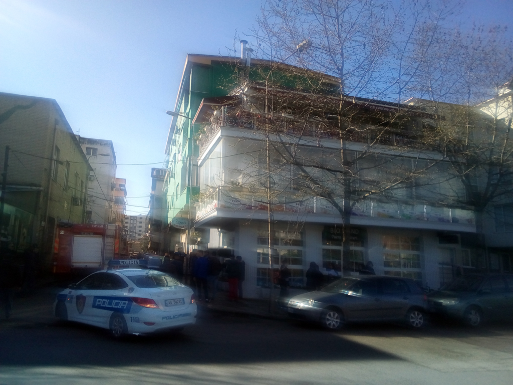 FOTO GALERI/ Tiranë, zjarr në një lokal