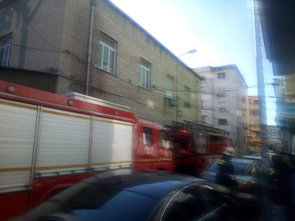 FOTO GALERI/ Tiranë, zjarr në një lokal