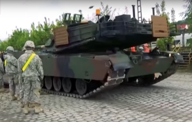 VIDEO/ “Kuajt e hekurt” në mbrojtje të Europës, ushtarakët amerikanë: Gati edhe për luftë!