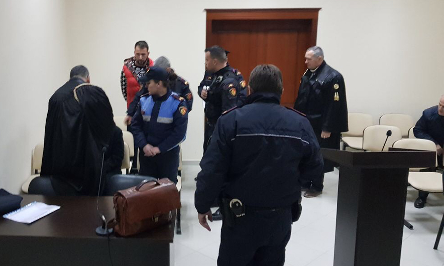 FOTO & EMRA/ Vranë nënë e bir, gjykata lë në burg nusen dhe mikun e saj