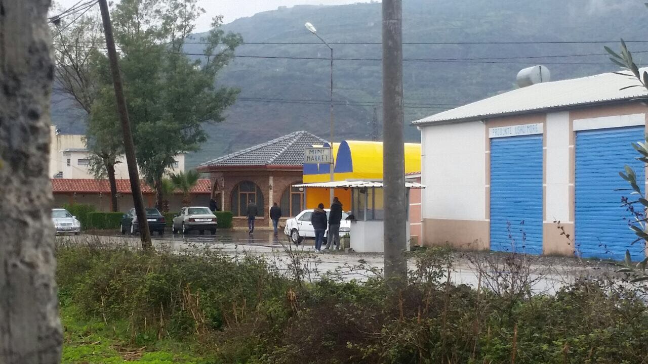 FOTO/ Në shtëpinë e grabitësit të vrarë, gjyshja: Ikte gjithmonë natën, babai i tij…