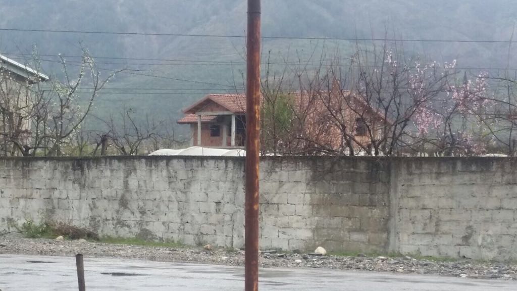 FOTO/ Në shtëpinë e grabitësit të vrarë, gjyshja: Ikte gjithmonë natën, babai i tij…