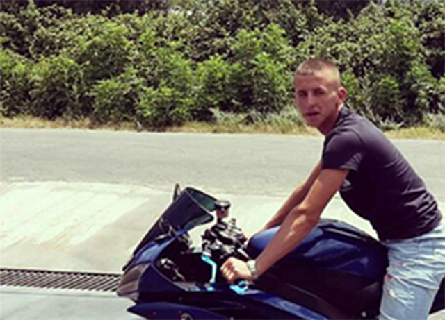 VIDEO/ Fier, lufta me Policinë, motra e grabitësit të vrarë ulërin e rrëzohet nga dhimbja