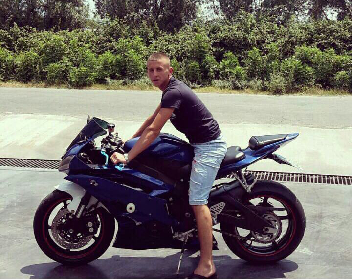 FOTO/ Në shtëpinë e grabitësit të vrarë, gjyshja: Ikte gjithmonë natën, babai i tij…