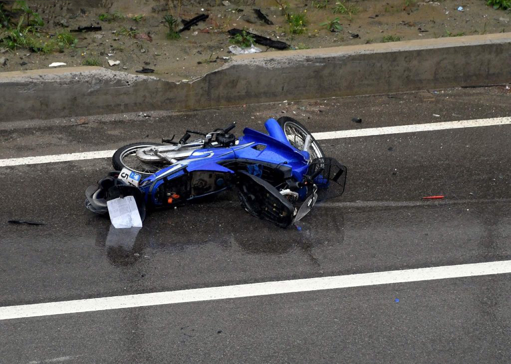 FOTO GALERI/ Tiranë, aksident te Unaza e Madhe makina përplaset me motorin