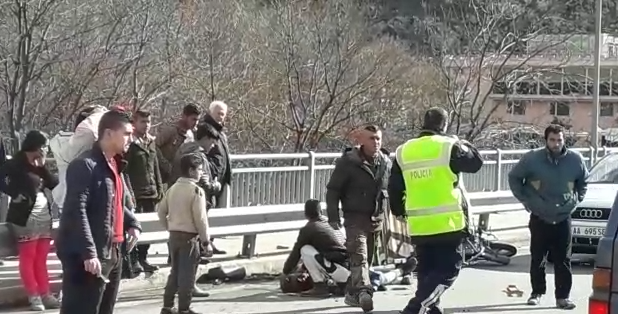 FOTO/ Shkodër, makina përplas motorkarron, një person në gjendje të rëndë