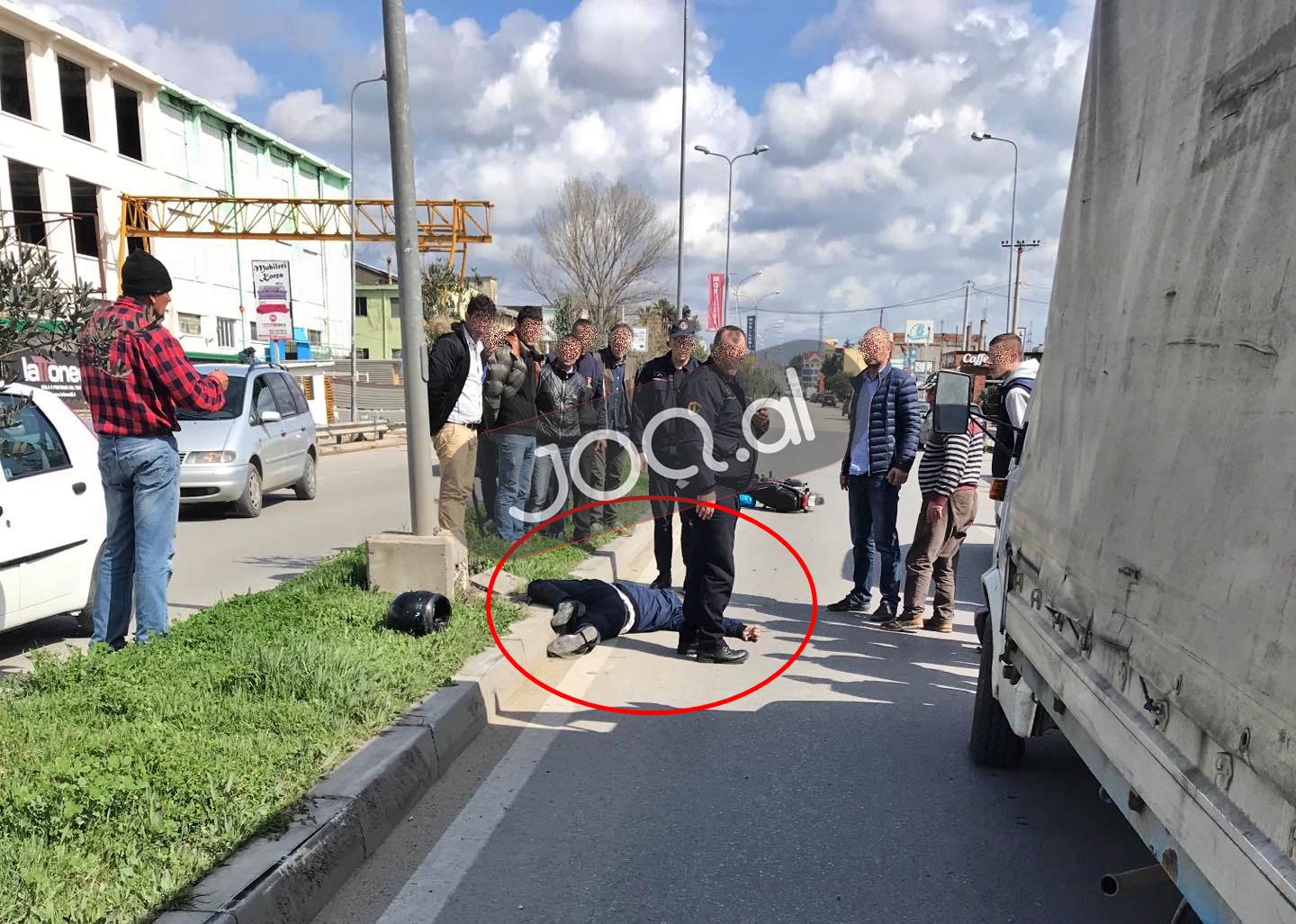 PAMJE TË RËNDA/ Durrës, aksident me vdekje, i riu me motor përplaset me trafik ndarësen