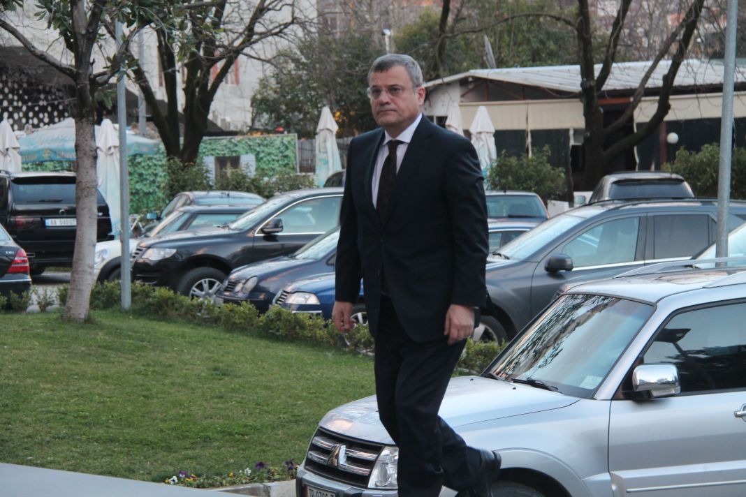 Imami lë mbledhjen e kryesisë, ka disa kërkesa për Bashën