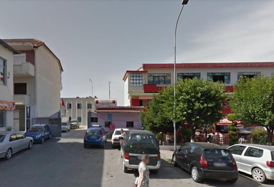 Grabitësit thyejnë qepenin, tentojnë vjedhjen e pikës së këmbimit valutor