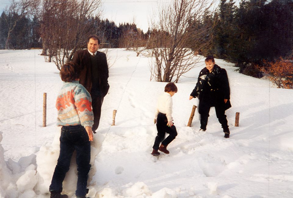 Rudina Hajdari ne shtepine e Azemit ne Tropoje, reflekton per politiken shqiptare dhe premton dicka
