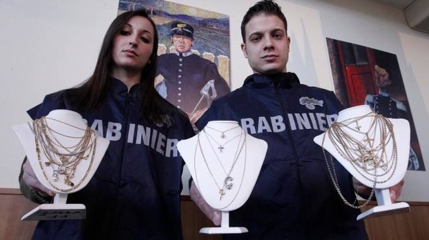 VIDEO & FOTO GALERI/ Itali, në pranga banda me 7 shqiptarë e “gjuajtësit e thesareve”, 6 grabitje në ditë, ja çfarë preferonin