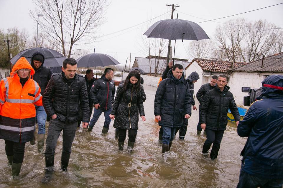 FOTO GALERI/ Basha me banorët e përmbytur në Shkodër, Rama vazhdon udhëtimin turistik