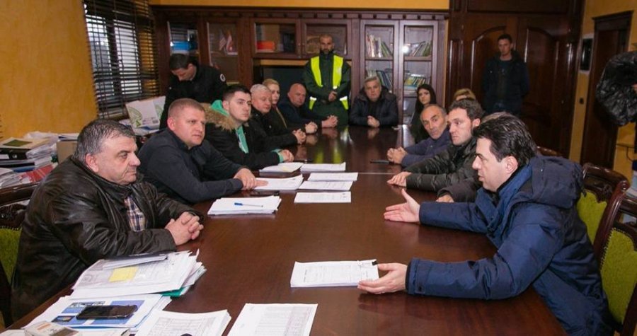 FOTO GALERI/ Basha me banorët e përmbytur në Shkodër, Rama vazhdon udhëtimin turistik