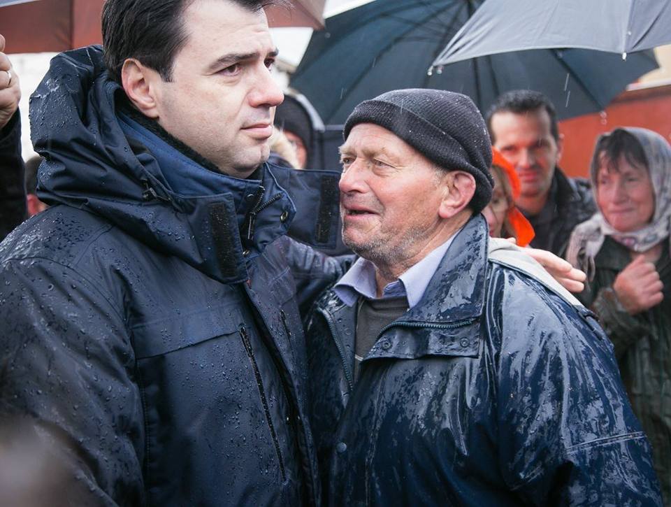 FOTO GALERI/ Basha me banorët e përmbytur në Shkodër, Rama vazhdon udhëtimin turistik