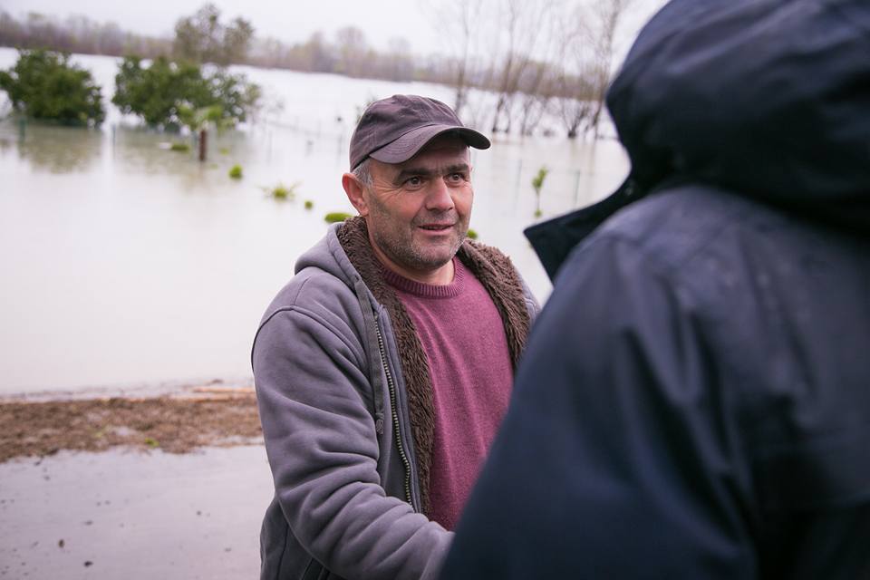 FOTO GALERI/ Basha me banorët e përmbytur në Shkodër, Rama vazhdon udhëtimin turistik