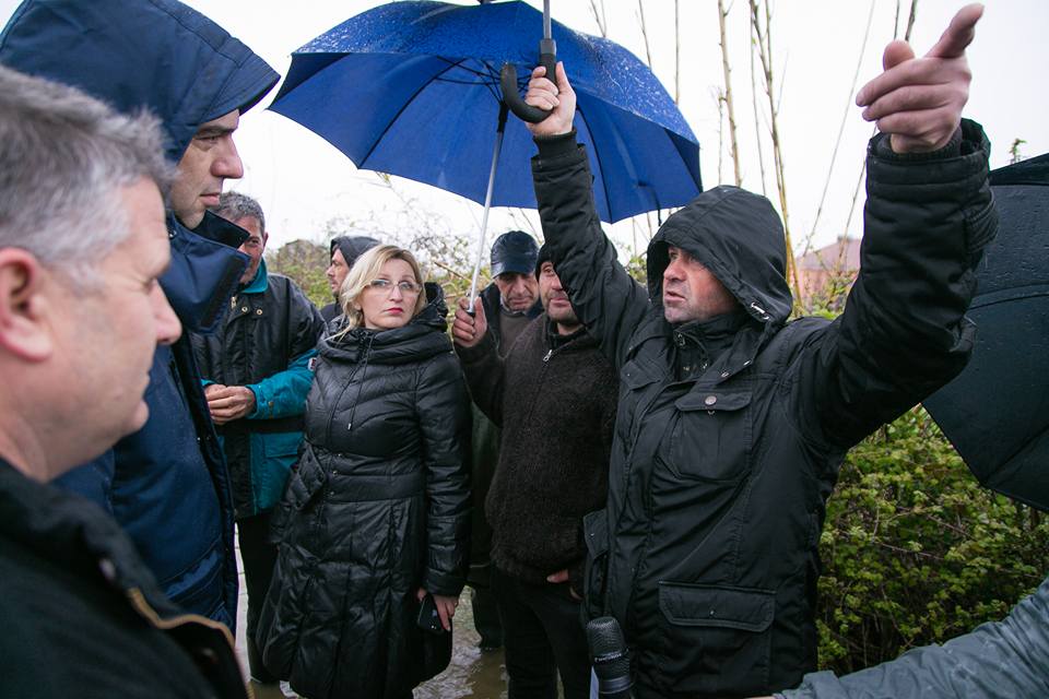 FOTO GALERI/ Basha me banorët e përmbytur në Shkodër, Rama vazhdon udhëtimin turistik