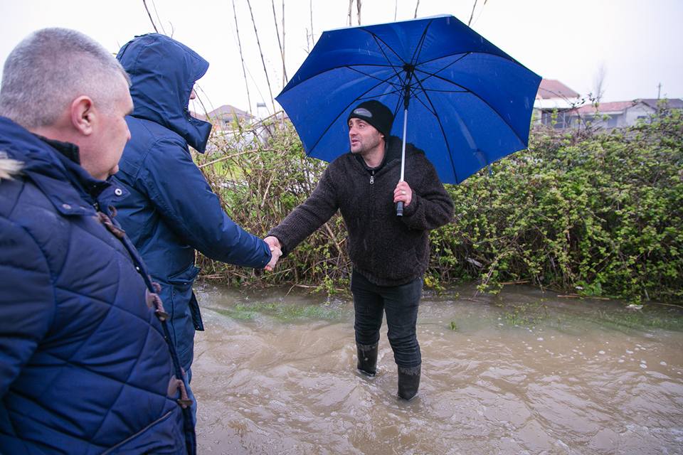 FOTO GALERI/ Basha me banorët e përmbytur në Shkodër, Rama vazhdon udhëtimin turistik