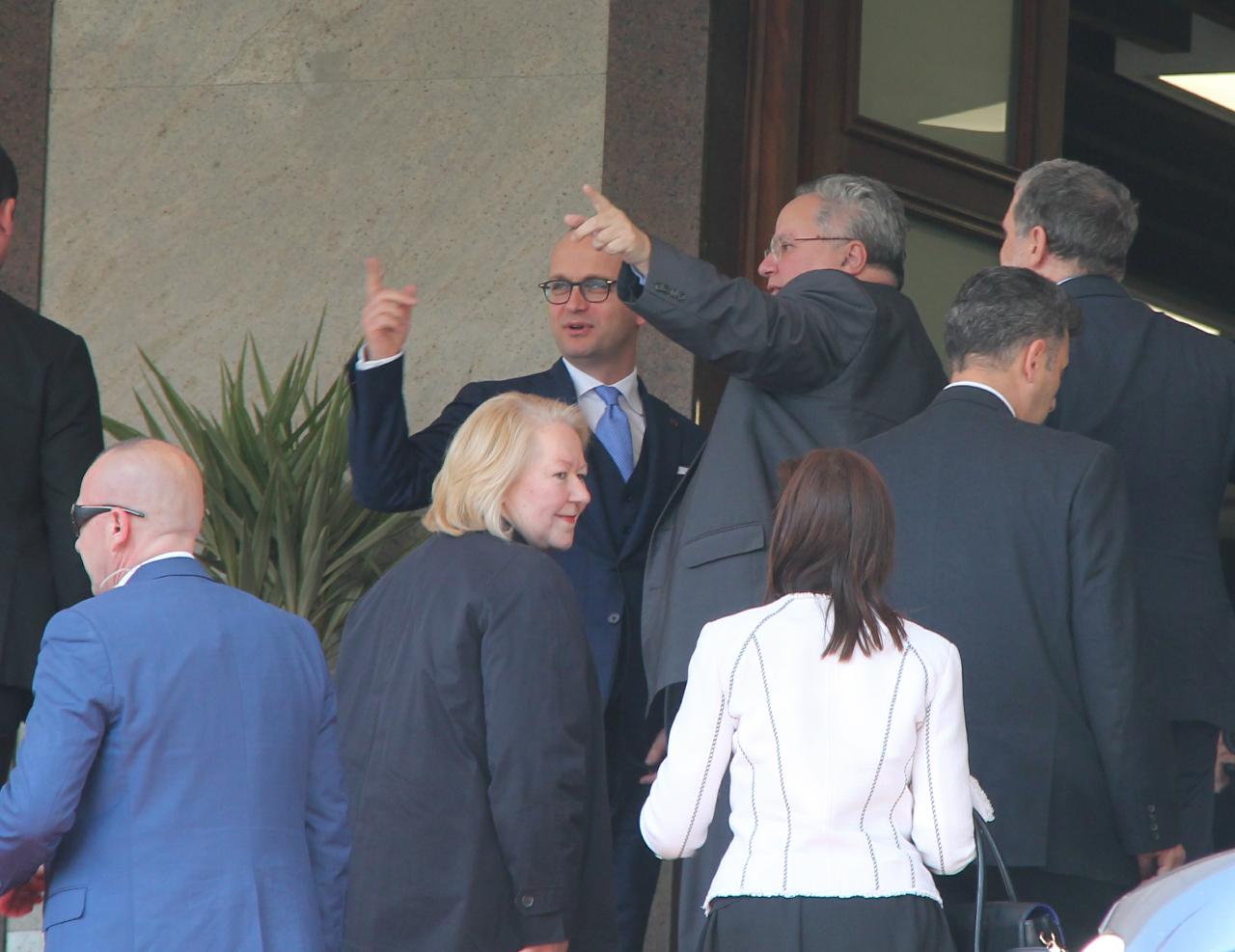 DETAJE & FOTO/ Përfundon takimi Bushati – Kotzias, zbardhen bisedimet