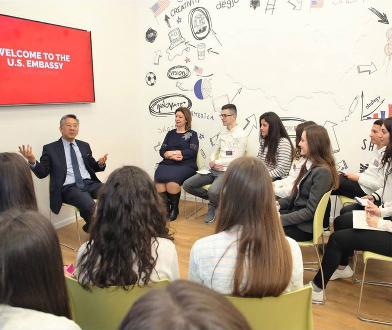 Ambasadori Lu apel të rinjve: Udhëhiqni Shqipërinë drejt së ardhmes