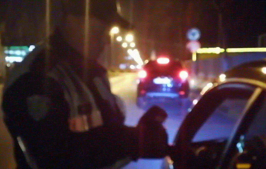 VIDEO/Fier, policia rrugore i thyen në mes shoferët: Po unë piva vetëm një gotë!