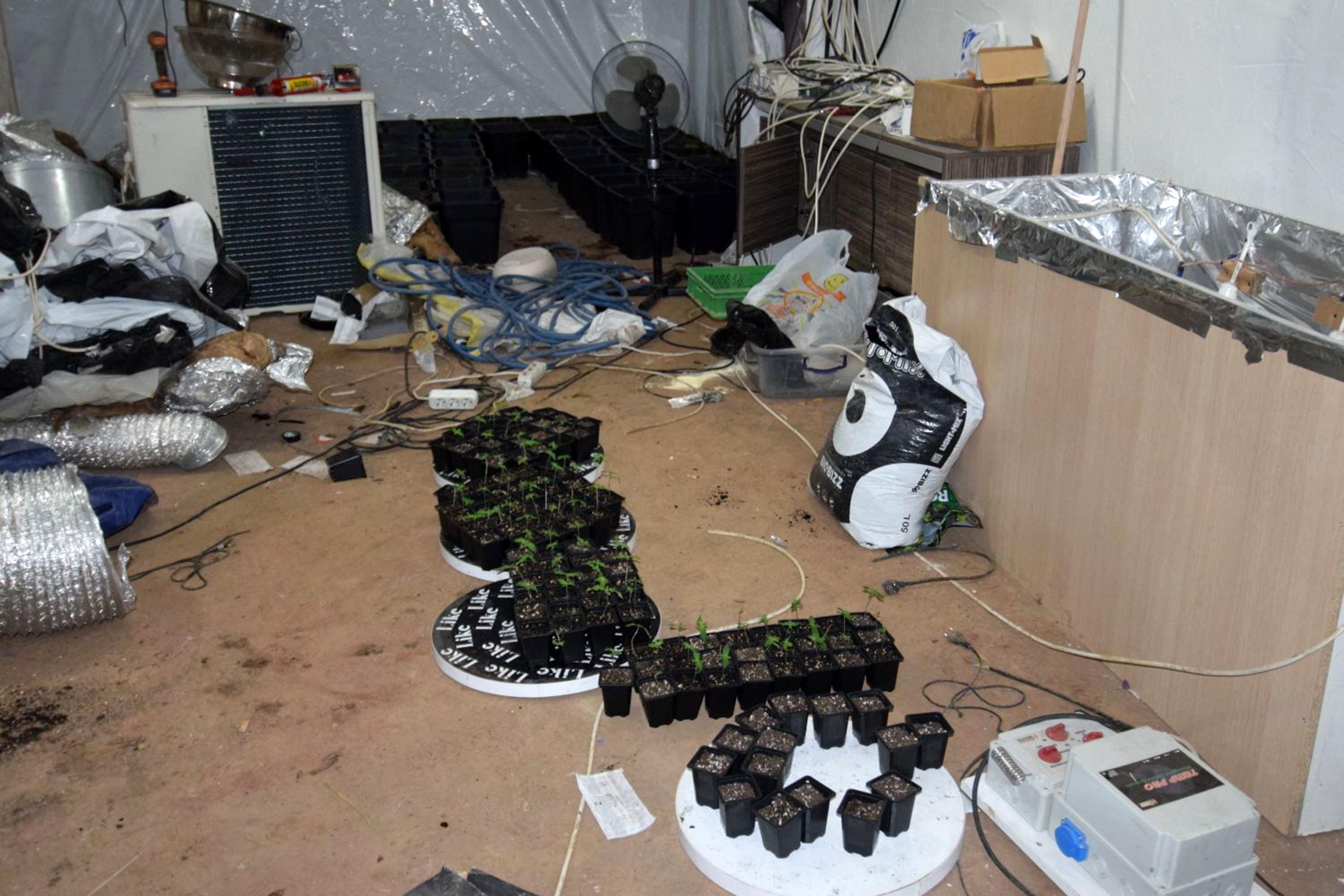 FOTO GALERI/ Policia turke tjetër goditje për Met Kananin, i zbulon edhe një magazinë droge