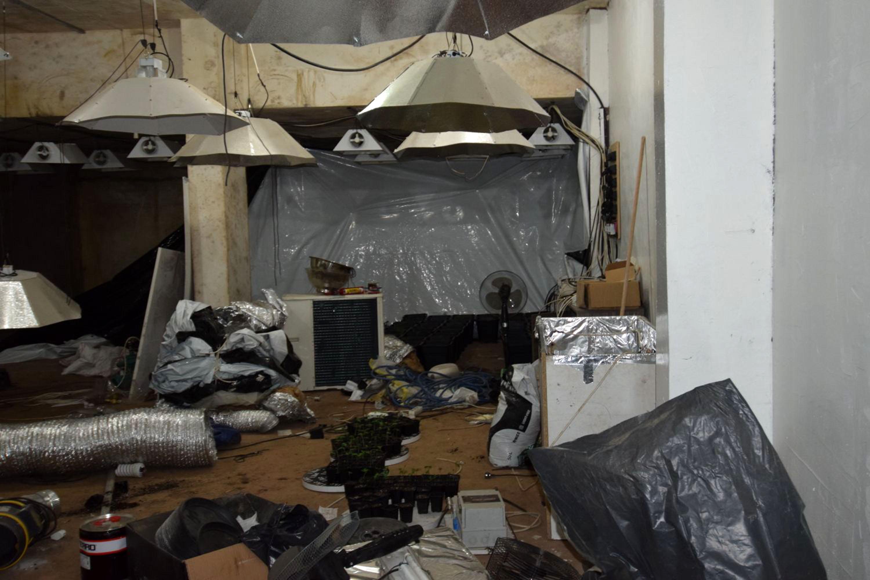 FOTO GALERI/ Policia turke tjetër goditje për Met Kananin, i zbulon edhe një magazinë droge