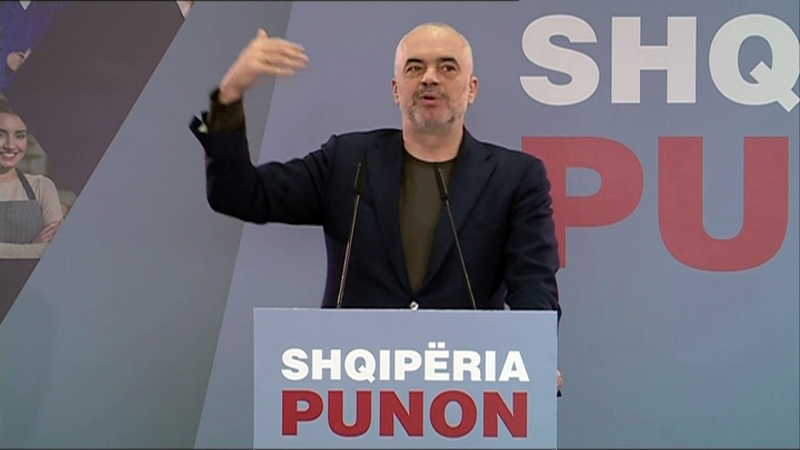 Protestuesit “heqin” taksën për Rrugën e Kombit, Rama tallet nga Vlora: Do fluturoni lirë nga aeroporti i Kukësit