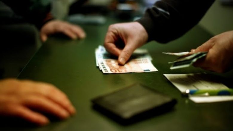U kërcënua me zhdukjen e familjes, nga frika e fajdexhiut shqiptari grabit bankën