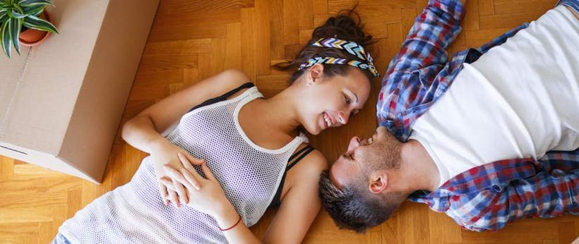 Adoleshenti fut të dashurën në shtëpi, komshijet e spiunojnë te mami