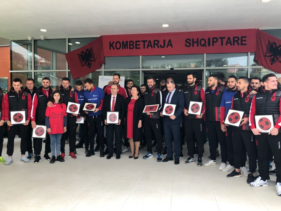 FOTO GALERI/ Kombëtarja e Futbollit vizitë surprizë në Fondacionin “Fëmijët Shqiptarë”