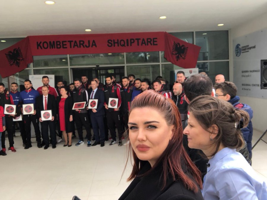FOTO GALERI/ Kombëtarja e Futbollit vizitë surprizë në Fondacionin “Fëmijët Shqiptarë”