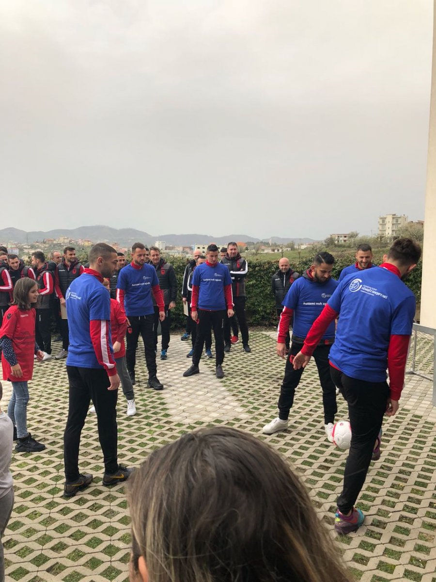 FOTO GALERI/ Kombëtarja e Futbollit vizitë surprizë në Fondacionin “Fëmijët Shqiptarë”