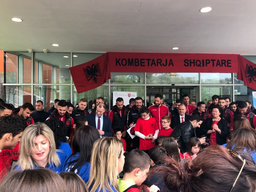 FOTO GALERI/ Kombëtarja e Futbollit vizitë surprizë në Fondacionin “Fëmijët Shqiptarë”