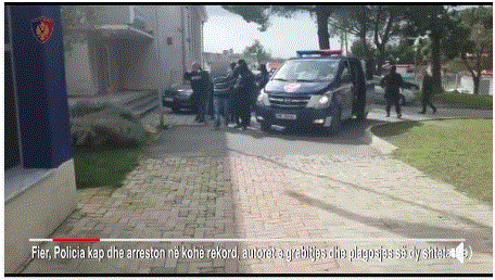VIDEO/Policët vrapojnë me pistoleta në Baltëz, pamje suprizë nga arrestimet në Fier