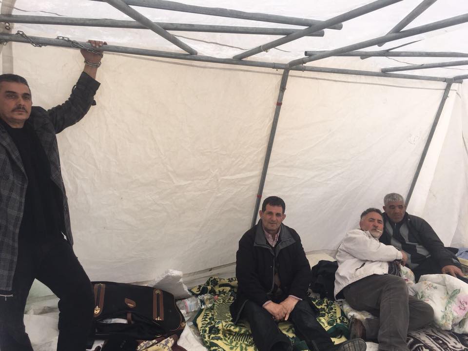 Policia u vjedh cadrën grevistëve të urisë te Komuna e Parisit