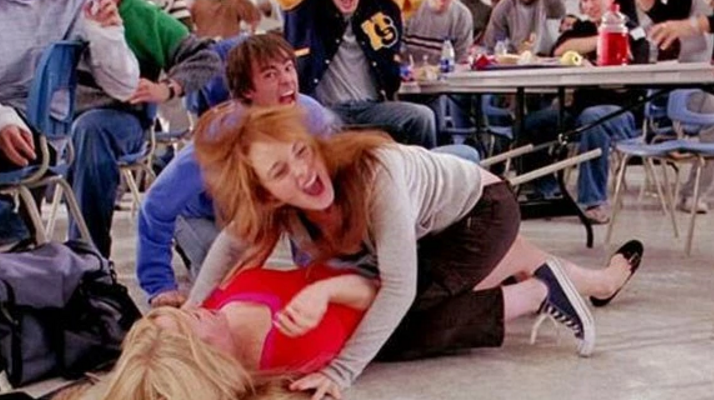 Tiranë, plas sherri në një lokal, dy vajza zihen keq për burrin e martuar