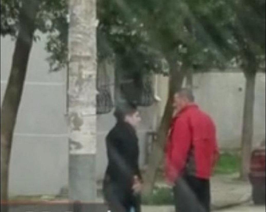 VIDEO/ Tiranë, gruaja rreh burrin në mes të Kombinatit: Ik zhduku qen …