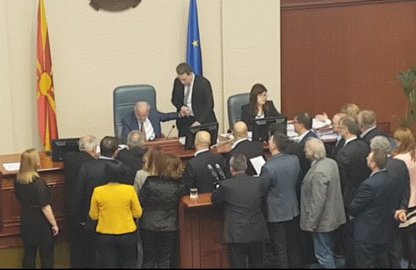 VIDEO/ Ish-Kryeministri Gruevski tentoi bllokimin e votimit, pamjet kur sulmoi Talat Xhaferrin