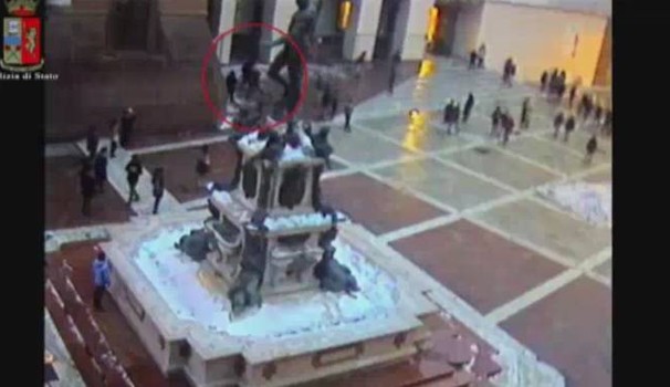 VIDEO/ Itali, pamjet e sulmit, tre shqiptarë masakrojnë dy të tjerë, njëri kapet në aeroport gati për Tiranë