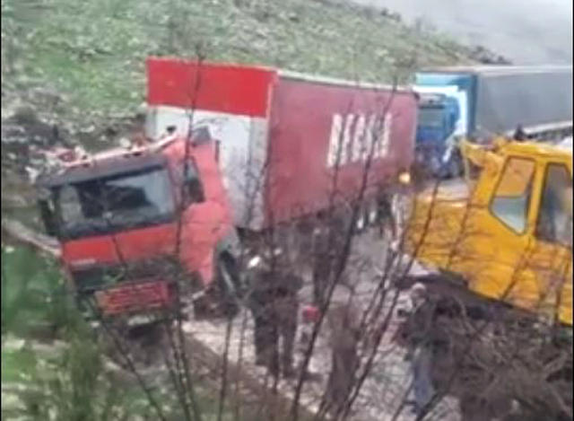 VIDEO LAJM/ Kamioni i tonazhit të rëndë del nga rruga dhe bllokon qarkullimin