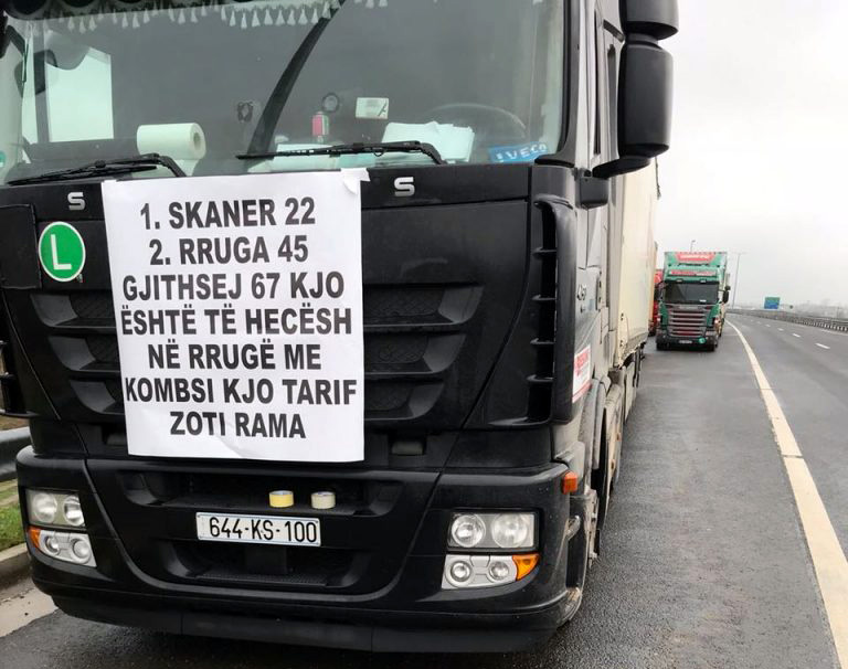 FOTO LAJM/ Protesta origjinale e një shoferi kosovar – “Zoti Rama ja sa kushton të ecësh në rrugën e Kombit!”