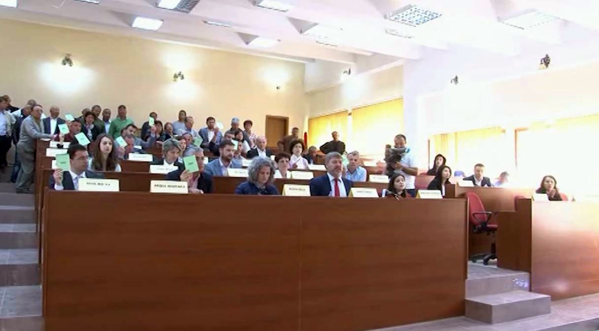 EMRAT/ LSI-së nuk i ndalin rrjedhjet, i ikin 4 këshilltarë në Vlorë