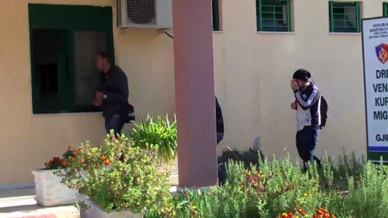 SKEMA/ Linja e klandestinëve në Shqipëri, “peshqit e mëdhenj” i shpëtojnë goditjes